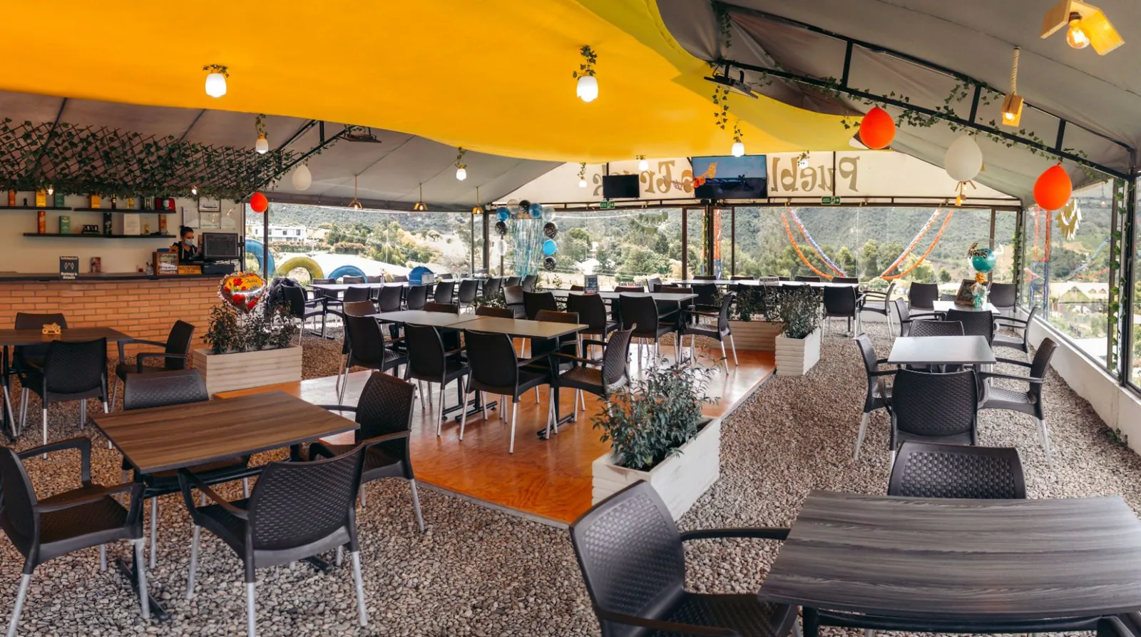 Restaurante de Pueblo Loco Track con vista a las montañas